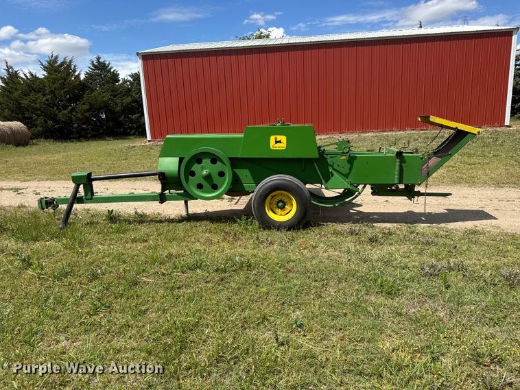 image for item MX9241 John Deere 336 small square baler