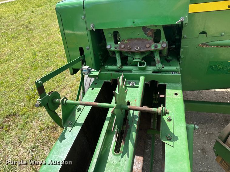 image for item MX9241 John Deere 336 small square baler
