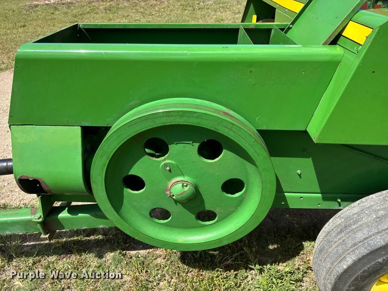image for item MX9241 John Deere 336 small square baler