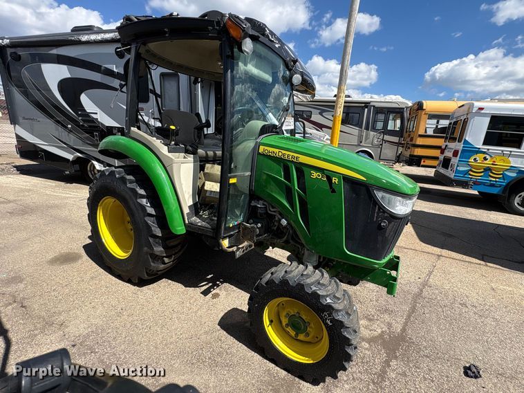 image for item YA3027 2022 John Deere 3033R MFWD tractor