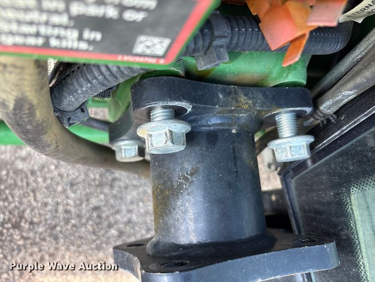 image for item YA3027 2022 John Deere 3033R MFWD tractor
