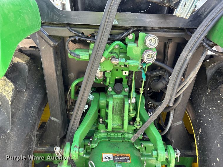 image for item YA3027 2022 John Deere 3033R MFWD tractor