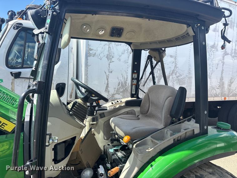 image for item YA3027 2022 John Deere 3033R MFWD tractor