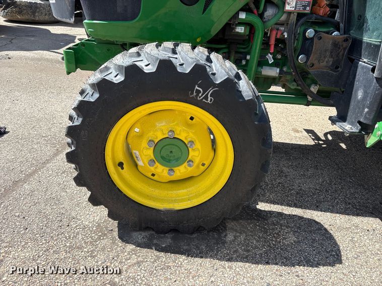 image for item YA3027 2022 John Deere 3033R MFWD tractor