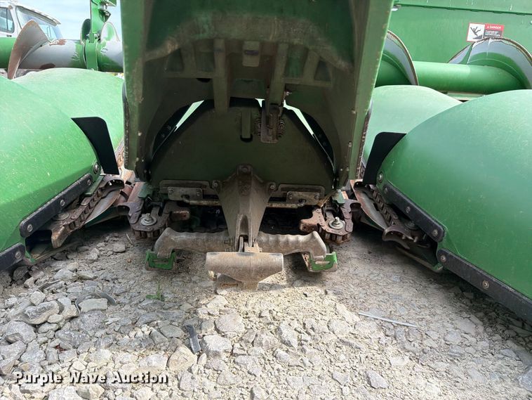 image for item YA3223 2020 John Deere 712C corn head