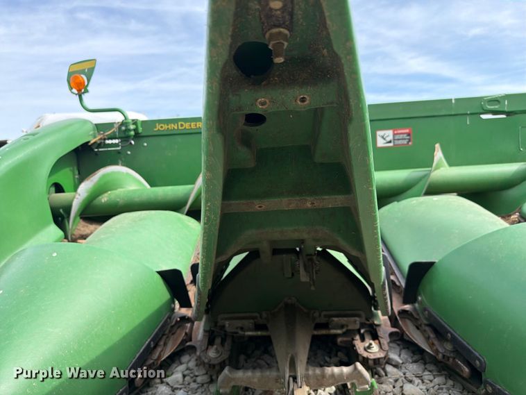 image for item YA3223 2020 John Deere 712C corn head