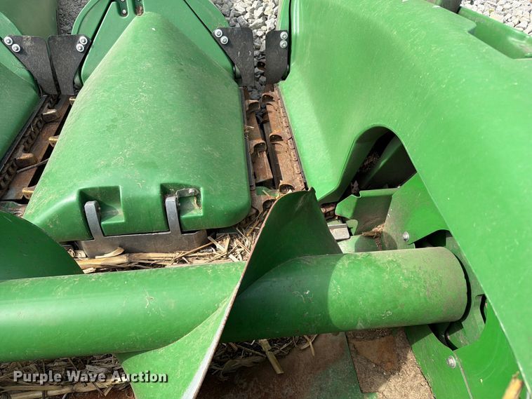 image for item YA3223 2020 John Deere 712C corn head