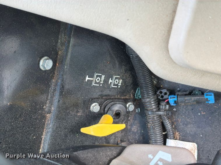 image for item YA3225 2021 John Deere 5065E MFWD tractor