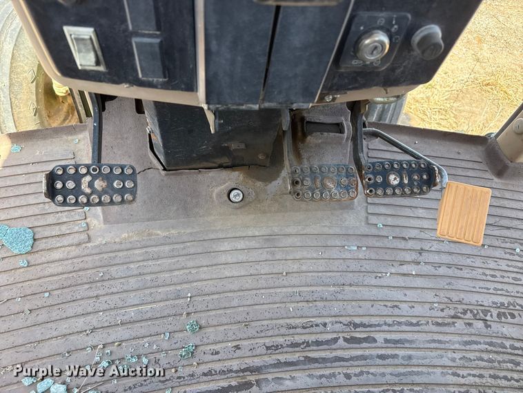image for item YA3230 2001 John Deere 6405 tractor