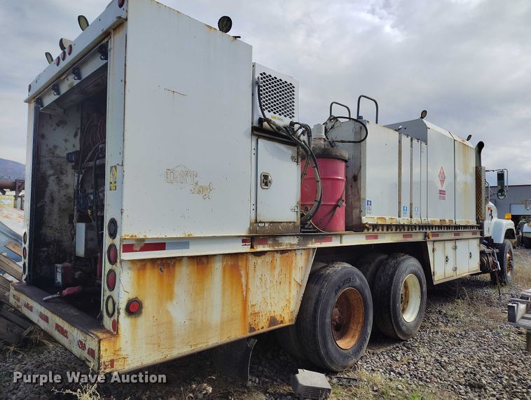 image for item DP5106 2003 International fuel / lube truck