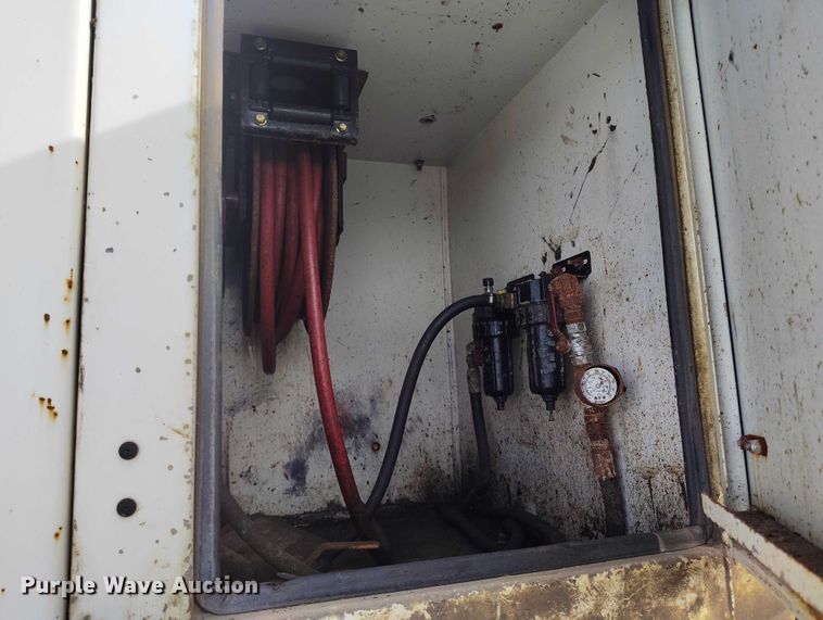 image for item DP5106 2003 International fuel / lube truck
