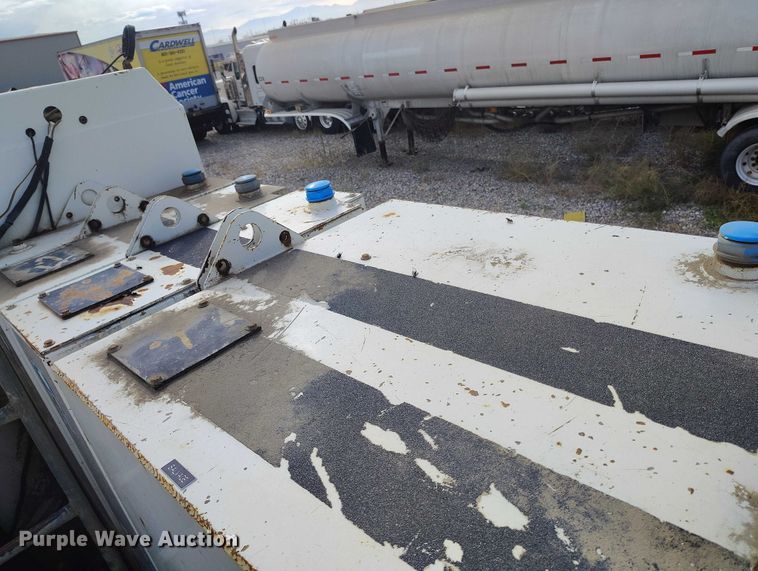 image for item DP5106 2003 International fuel / lube truck