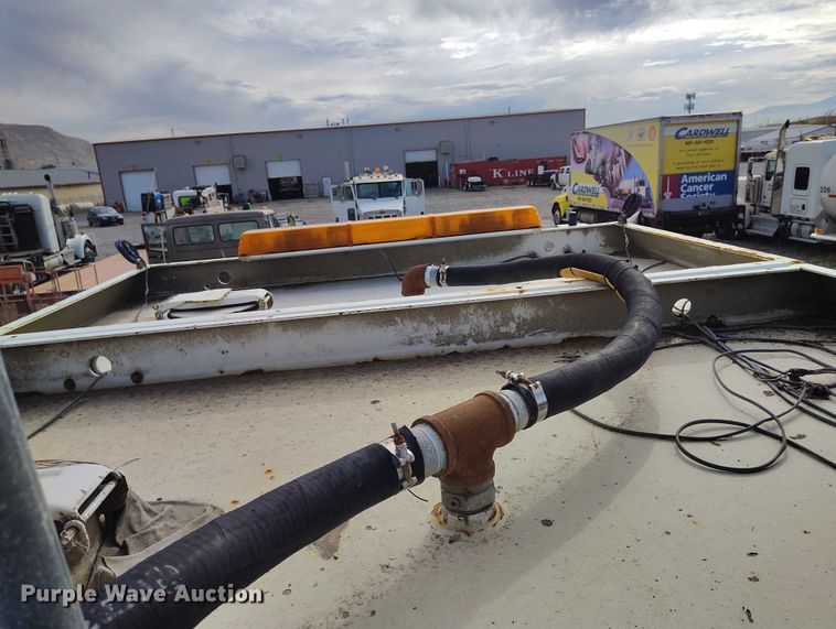 image for item DP5106 2003 International fuel / lube truck