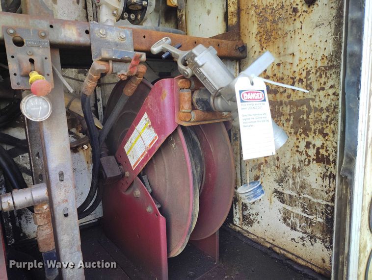 image for item DP5106 2003 International fuel / lube truck