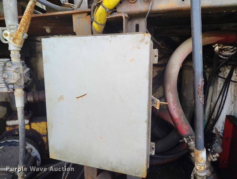 image for item DP5106 2003 International fuel / lube truck