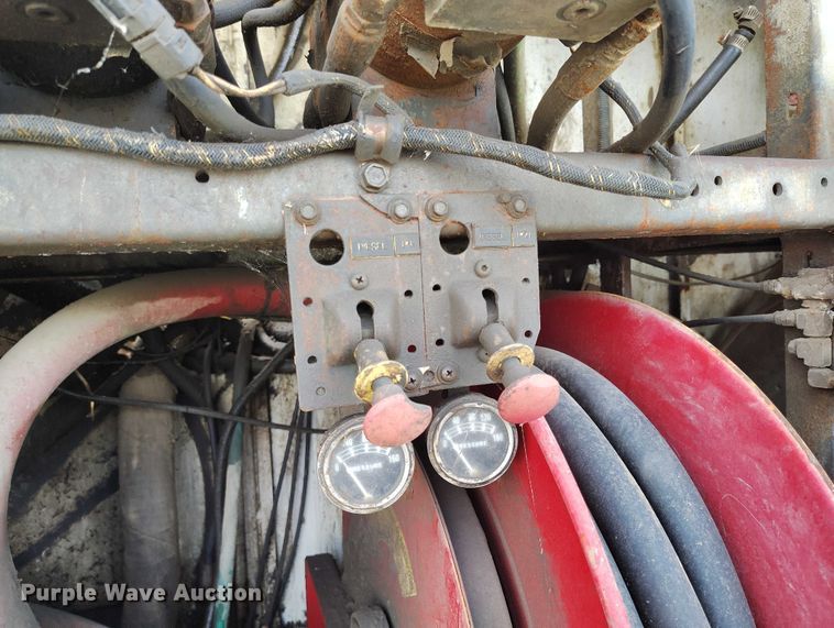 image for item DP5106 2003 International fuel / lube truck