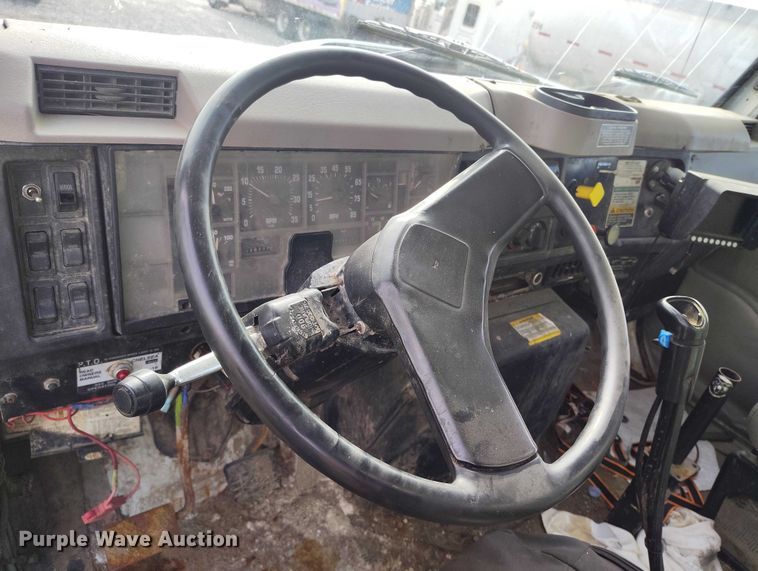 image for item DP5106 2003 International fuel / lube truck