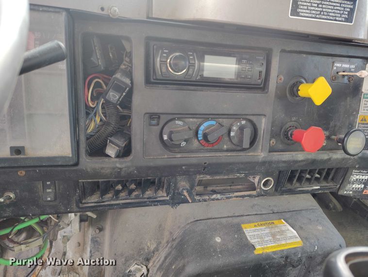 image for item DP5106 2003 International fuel / lube truck