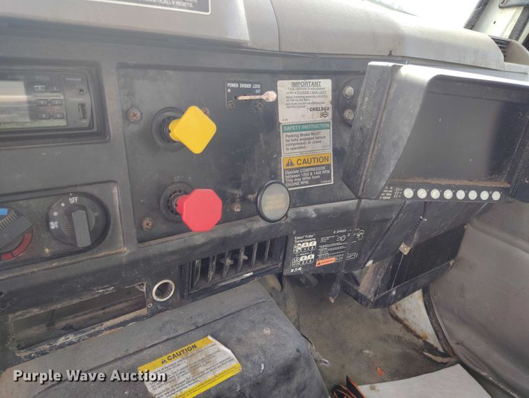 image for item DP5106 2003 International fuel / lube truck