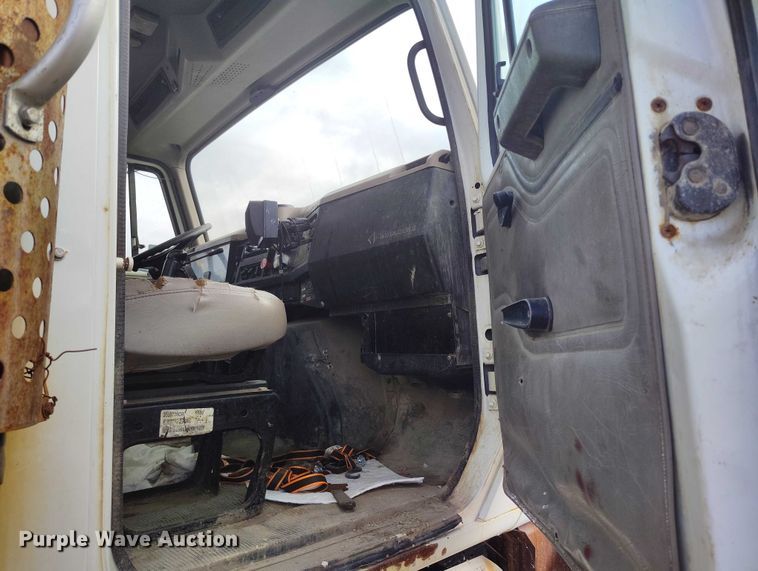 image for item DP5106 2003 International fuel / lube truck