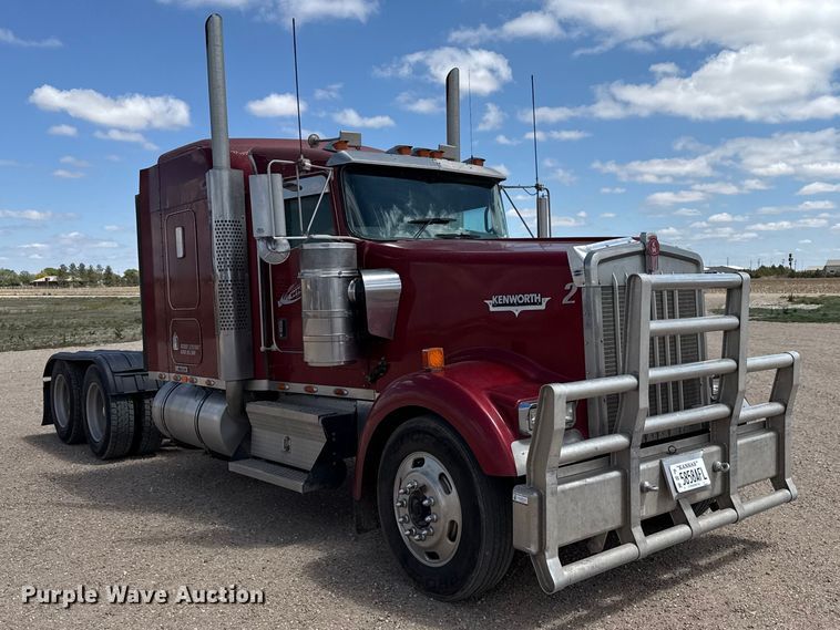 image for item DS6821 2006 Kenworth W900 semi truck