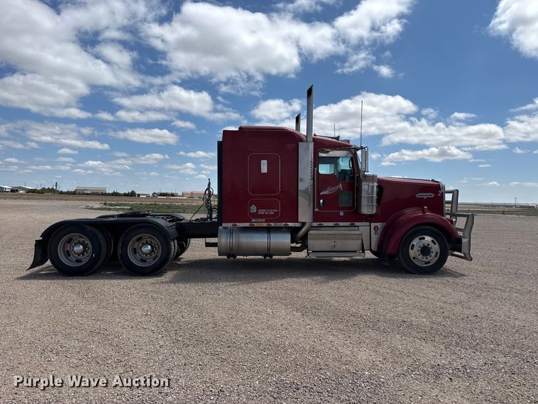 image for item DS6821 2006 Kenworth W900 semi truck