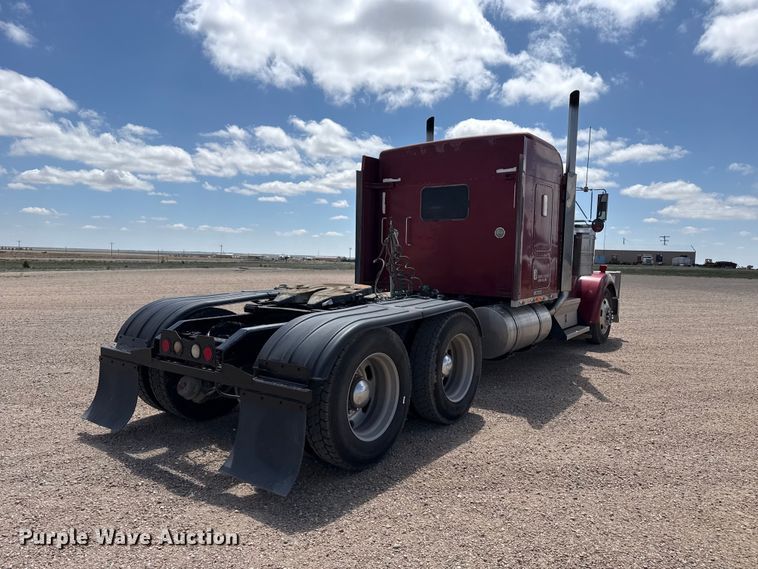 image for item DS6821 2006 Kenworth W900 semi truck