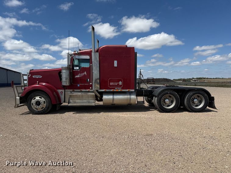 image for item DS6821 2006 Kenworth W900 semi truck