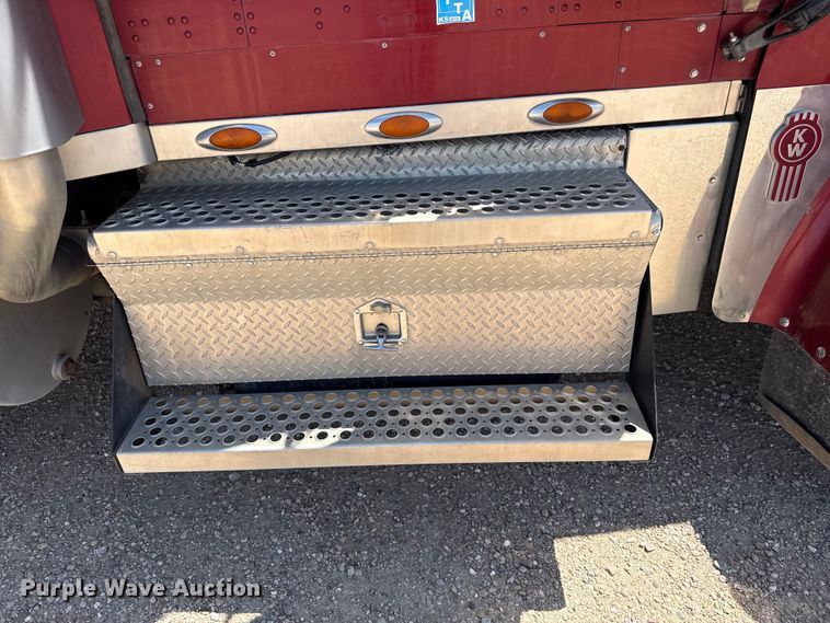 image for item DS6821 2006 Kenworth W900 semi truck