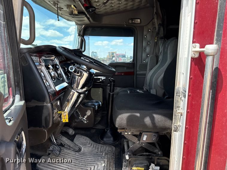 image for item DS6821 2006 Kenworth W900 semi truck