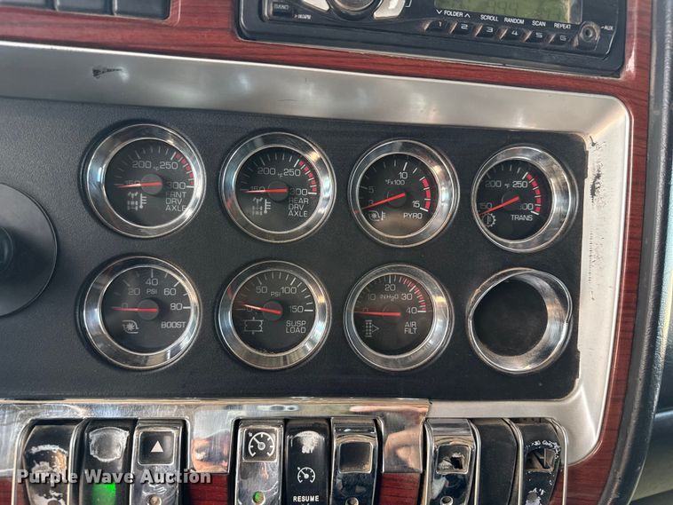 image for item DS6821 2006 Kenworth W900 semi truck
