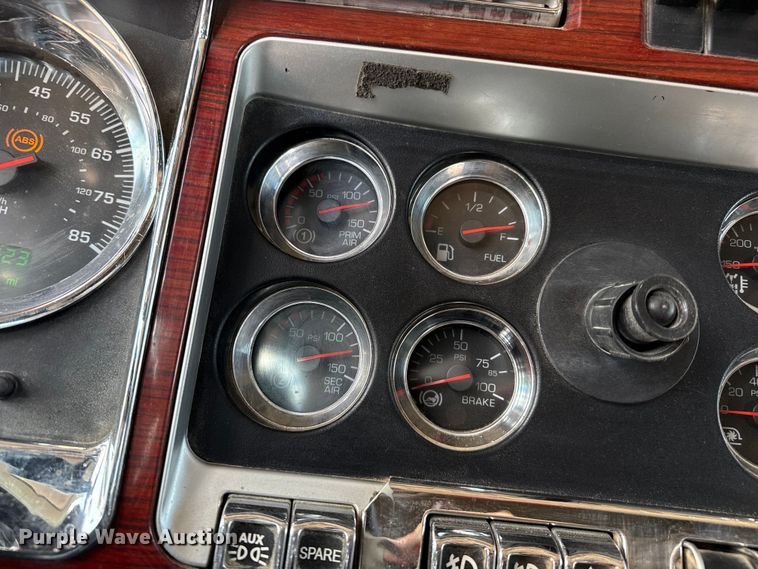 image for item DS6821 2006 Kenworth W900 semi truck