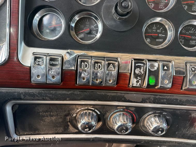 image for item DS6821 2006 Kenworth W900 semi truck
