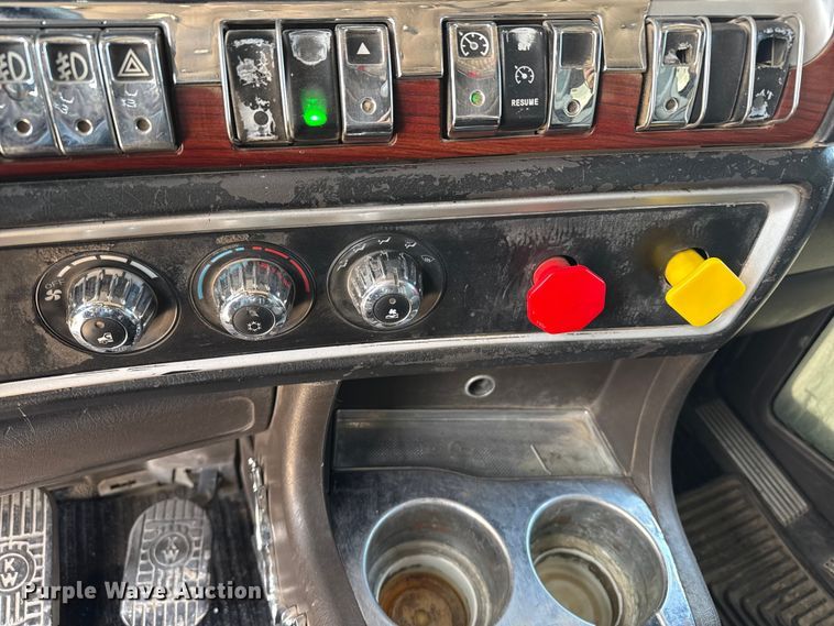 image for item DS6821 2006 Kenworth W900 semi truck