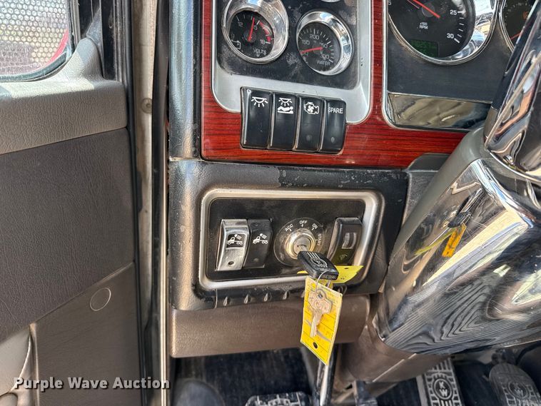 image for item DS6821 2006 Kenworth W900 semi truck