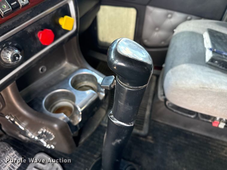 image for item DS6821 2006 Kenworth W900 semi truck