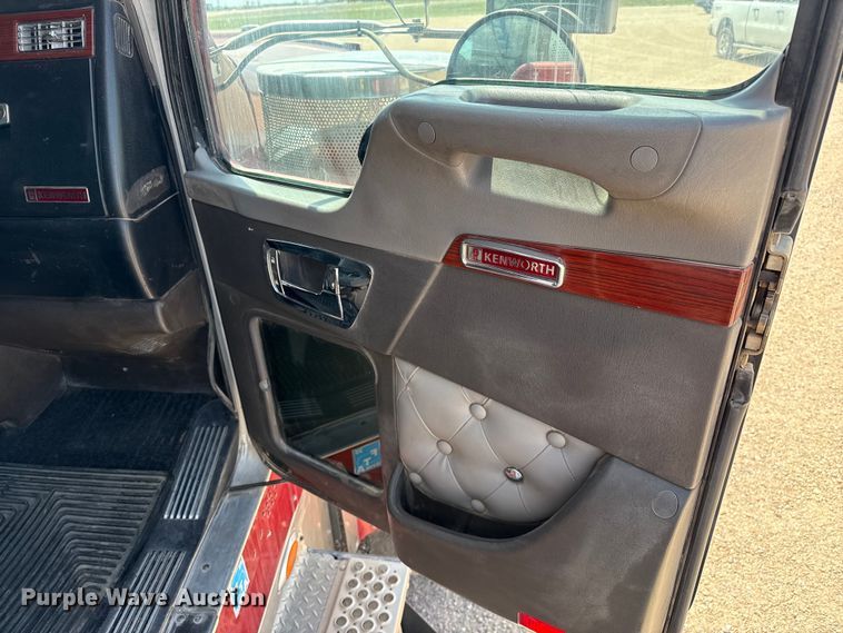 image for item DS6821 2006 Kenworth W900 semi truck