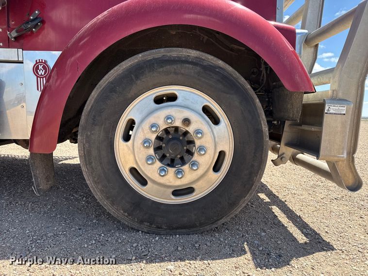 image for item DS6821 2006 Kenworth W900 semi truck