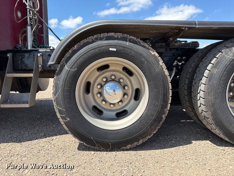 image for item DS6821 2006 Kenworth W900 semi truck