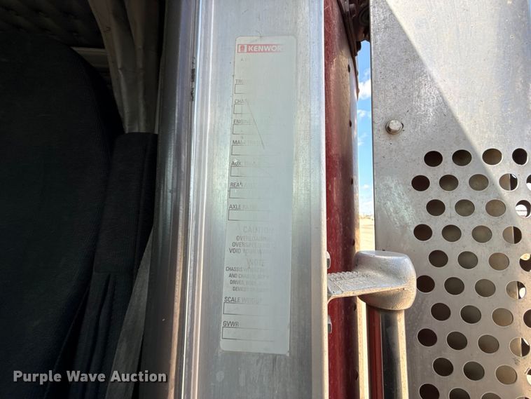 image for item DS6821 2006 Kenworth W900 semi truck