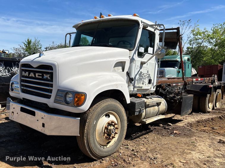 image for item DT0162 2006 Mack CV713 roll-off container truck