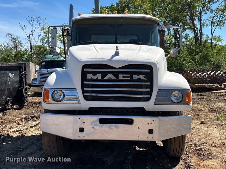 image for item DT0162 2006 Mack CV713 roll-off container truck