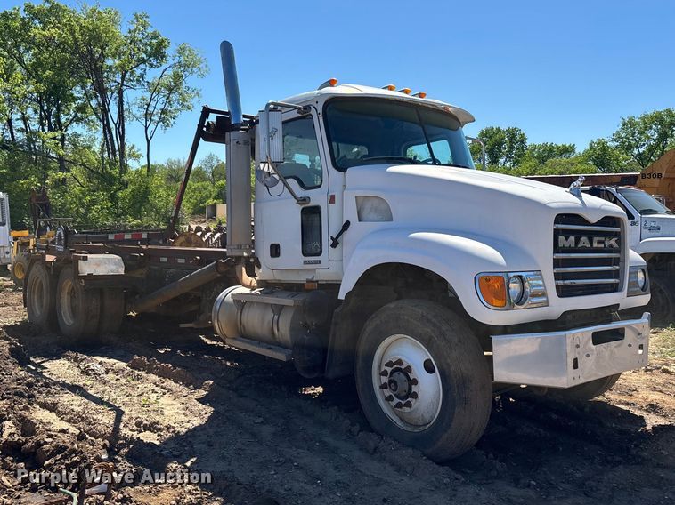 image for item DT0162 2006 Mack CV713 roll-off container truck