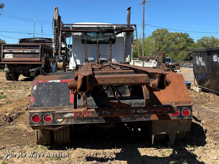 image for item DT0162 2006 Mack CV713 roll-off container truck