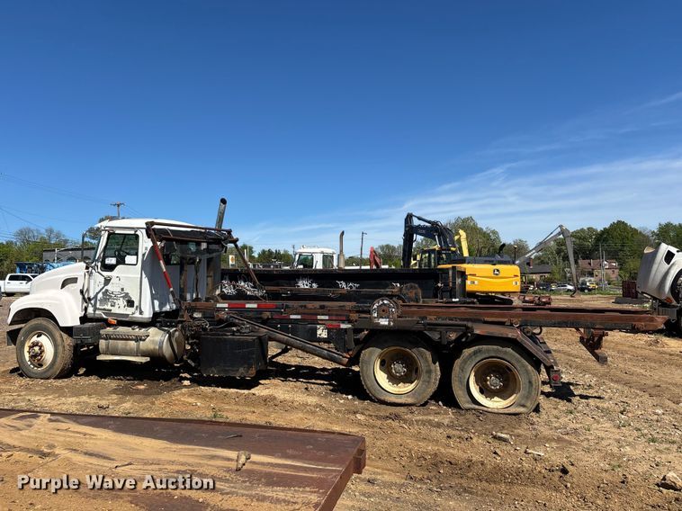 image for item DT0162 2006 Mack CV713 roll-off container truck
