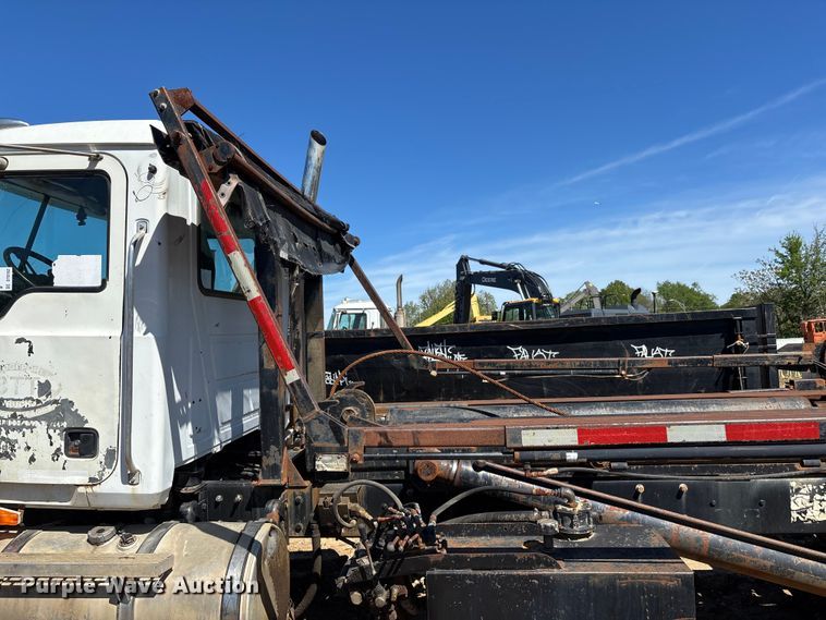 image for item DT0162 2006 Mack CV713 roll-off container truck