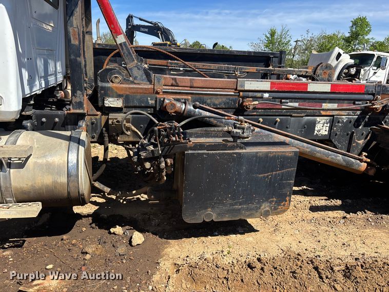 image for item DT0162 2006 Mack CV713 roll-off container truck