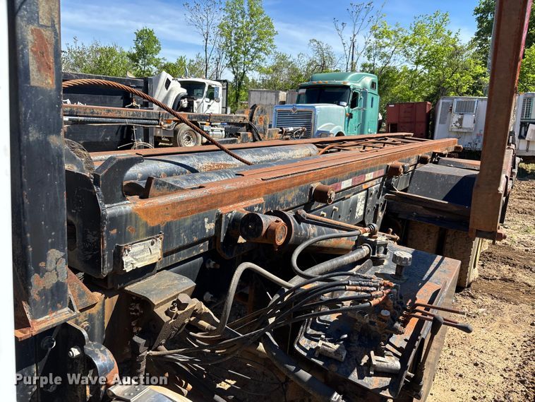 image for item DT0162 2006 Mack CV713 roll-off container truck