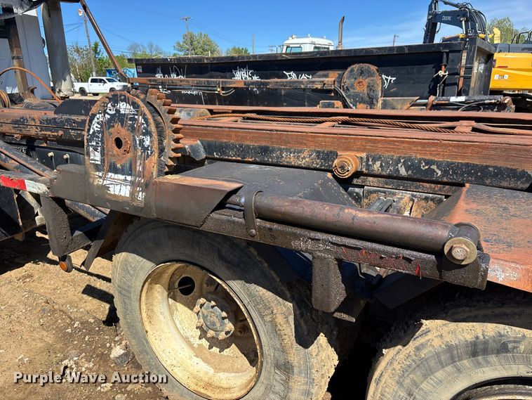 image for item DT0162 2006 Mack CV713 roll-off container truck