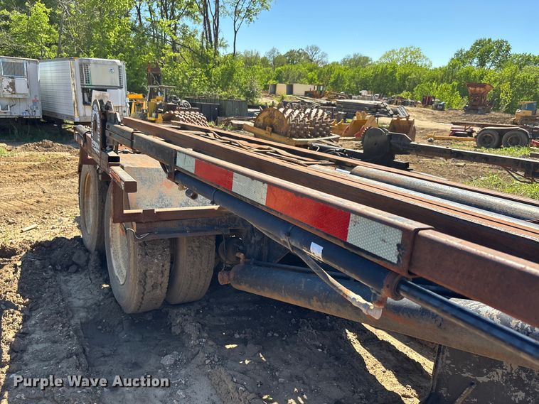 image for item DT0162 2006 Mack CV713 roll-off container truck